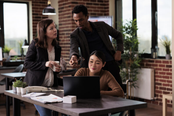 A team collaborating during Salesforce Developer Training in Illinois workspace.